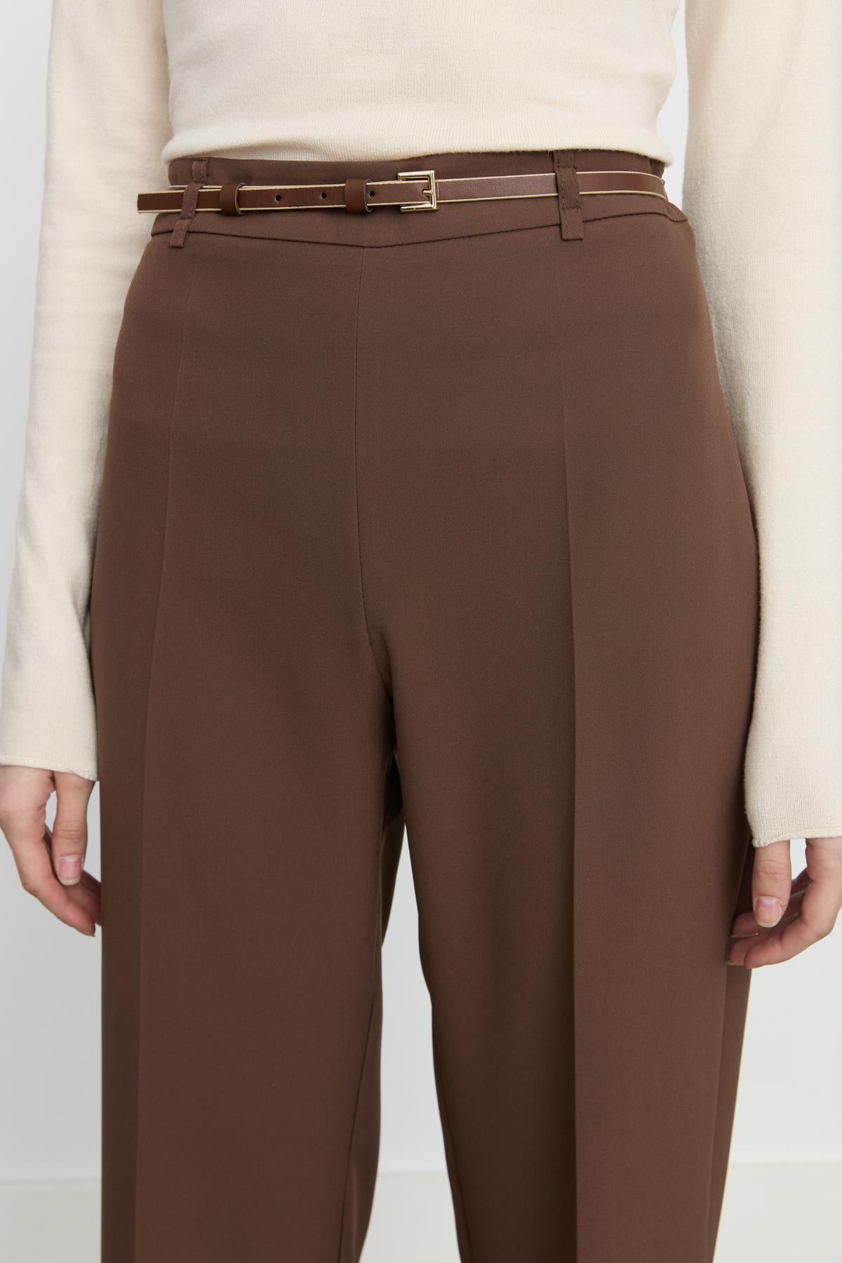 Beli İnce Kemerli Düz Paça Pantolon Kahve