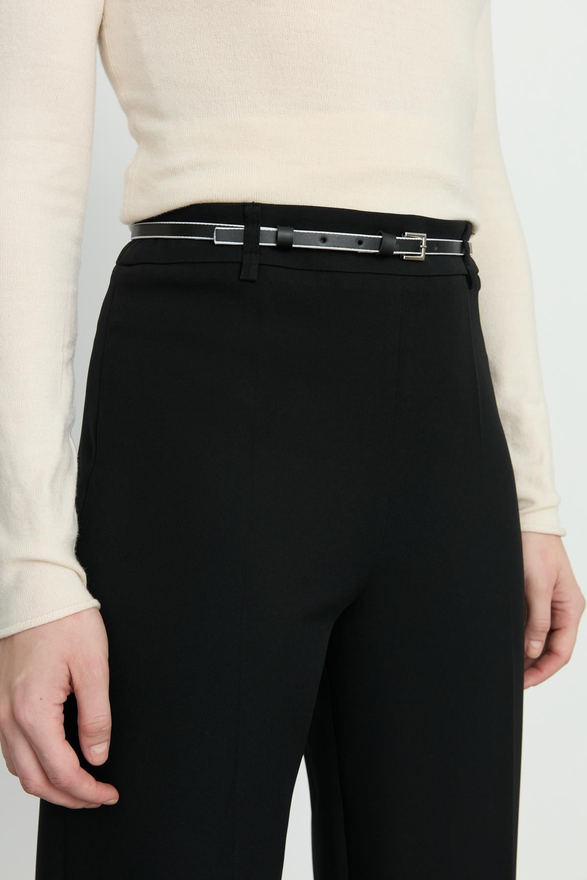Beli İnce Kemerli Düz Paça Pantolon Siyah