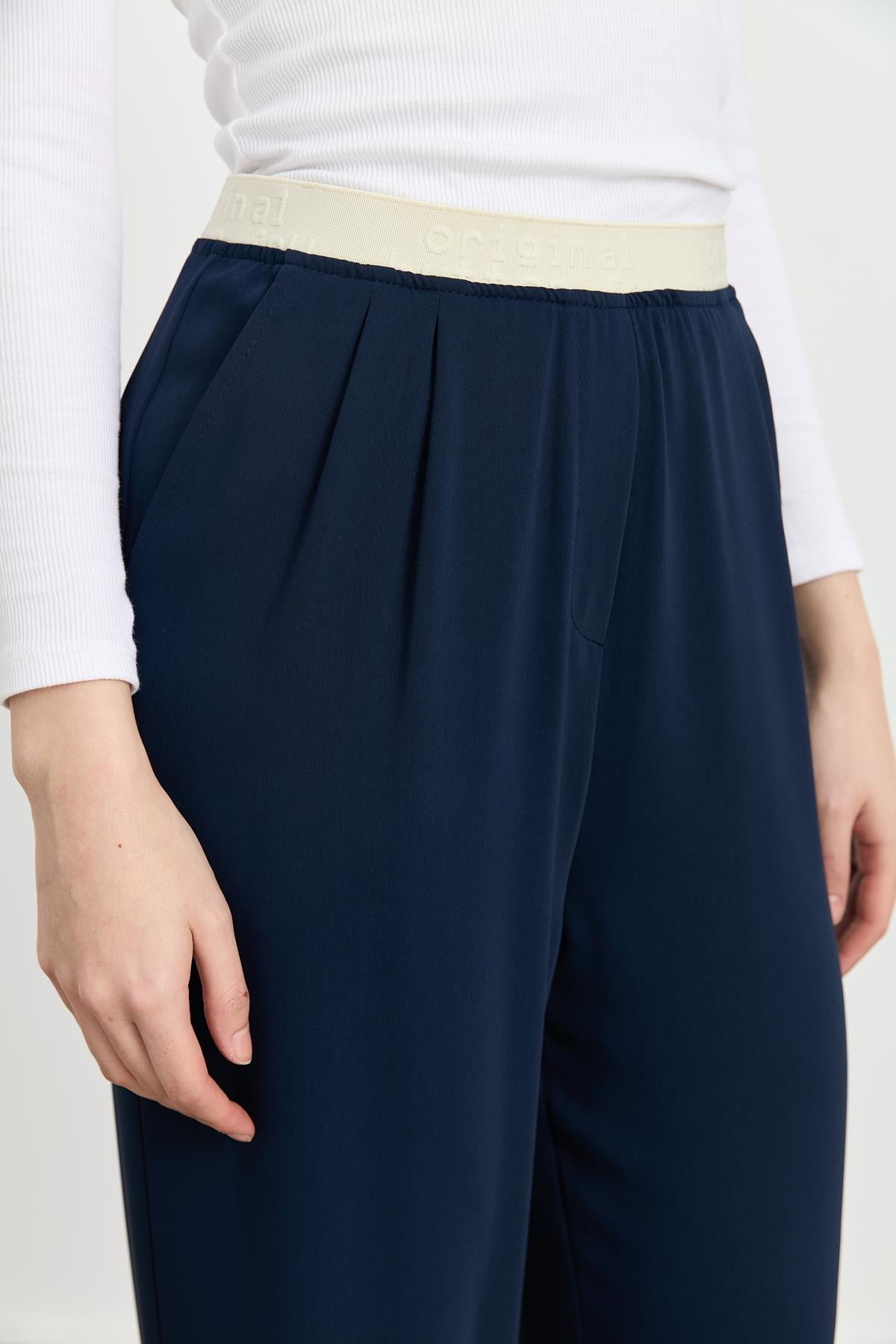 Beli Lastik Detaylı Pileli Pantolon Lacivert