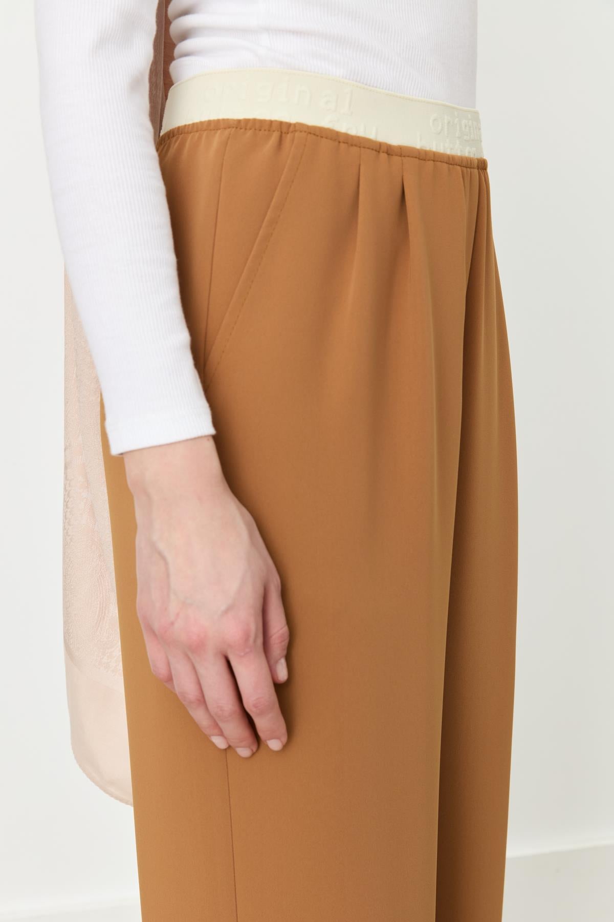 Beli Lastik Detaylı Pileli Pantolon Taba