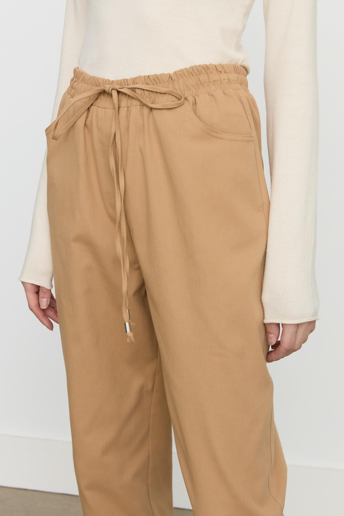 Beli Lastikli Kanvas Havuç Pantolon Camel