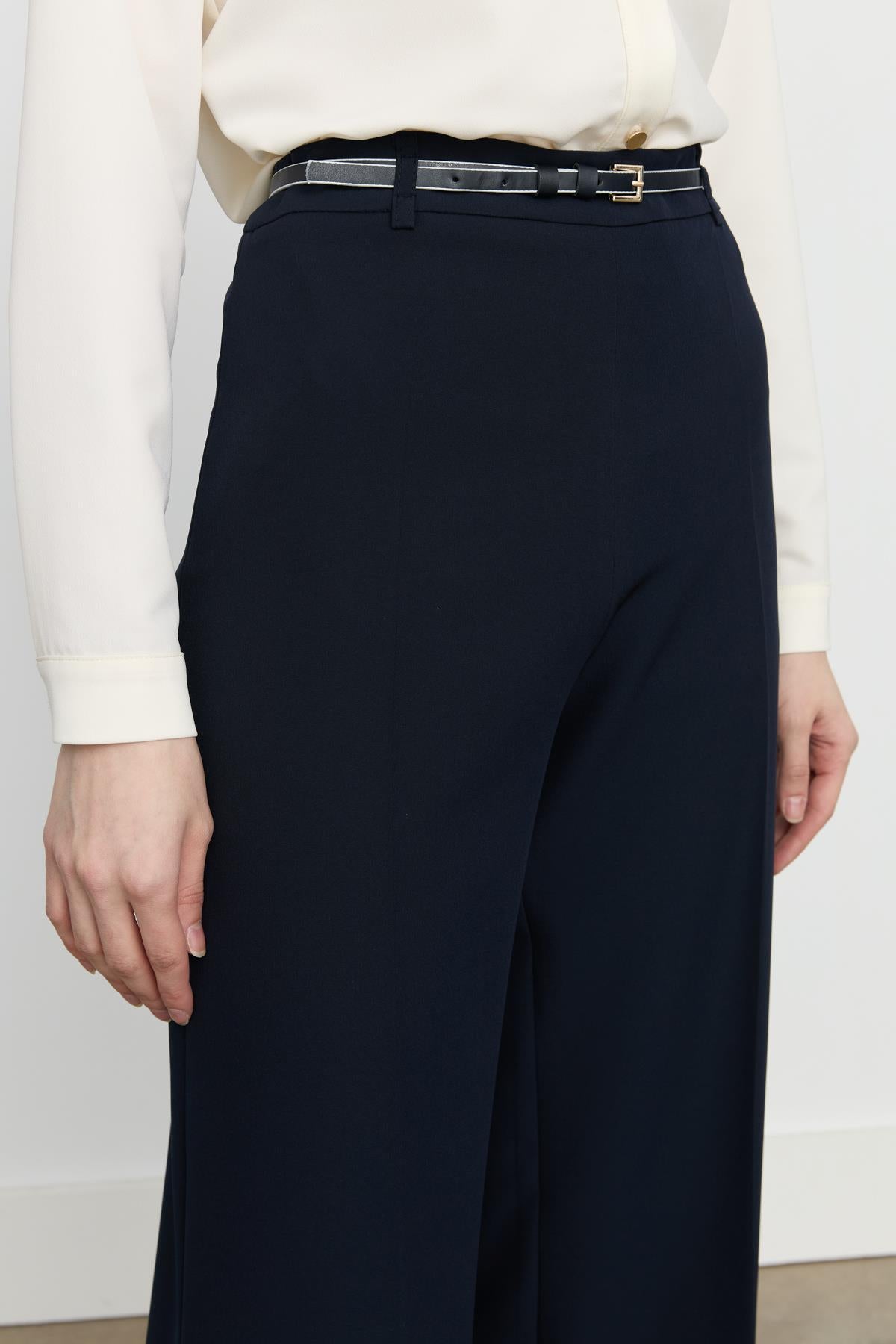 Beli İnce Kemerli Düz Paça Pantolon Lacivert